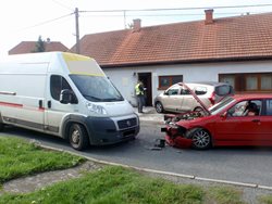 Dvě zraněné osoby a mezikrajský zásah hasičů si vyžádala nehoda v obci Střílky.