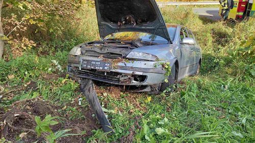 Auto po smyku skončilo mimo silnici, zasahovali hasiči