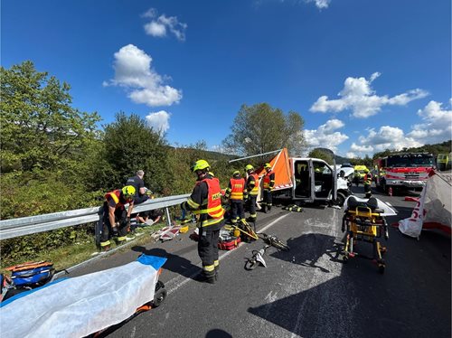 Tragická nehoda na silnici I/13: dodávka narazila do kamionu, jeden muž zemřel