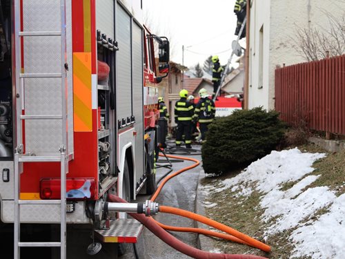 Tragédie při požáru rodinného domu připravila o život jednu osobu
