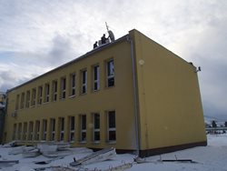 Silný vítr poškodil střechu 
