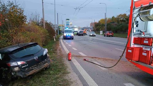 Nehoda dvou aut zkomplikovala večerní dopravu. Jedna osoba se zranila.