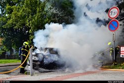 Požár mazdy v Ostravě-Muglinově od motoru