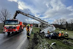 Hasiči vyprošťovali dvě auta vedle sebe v příkopu
