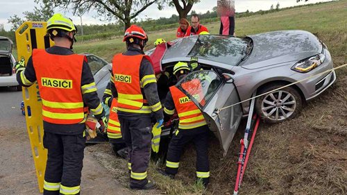 Auto sjelo ze silnice a skončilo v příkopě. Zraněnou řidičku museli vyprostit hasiči