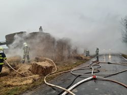 .Hasiči ze tří jednotek likvidovali požár stohu u Kopidlna