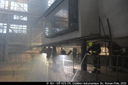 V Malešické spalovně hořel odpad v drtičce, u požáru zasahovali profesionální i dobrovolní hasiči