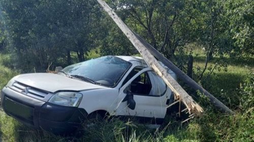 Auto skončilo mimo silnici a přerazilo sloup. Posádku převzali záchranáři