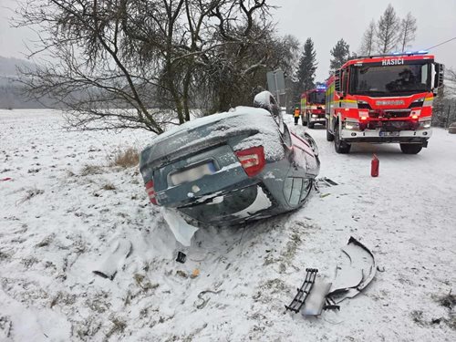 Sníh zvýšil počet dopravních nehod a zaměstnal hasiče