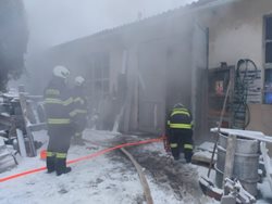 V Hradci Králové hořela dílna, vznítily se textilie od topidla