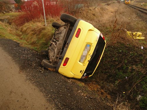 Střet osobního auta a vlaku na přejezdu ve Všestarech