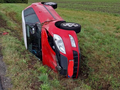 Nehoda u Srubů zablokovala silnici, zraněného řidiče odvezla záchranka