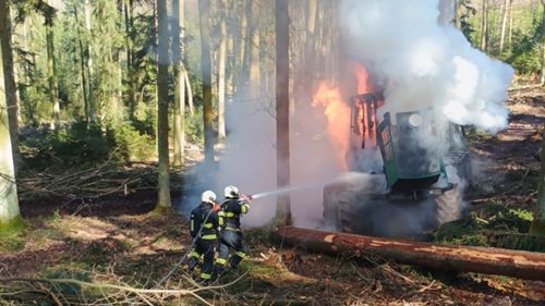Požár těžké techniky způsobil statisícovou škodu