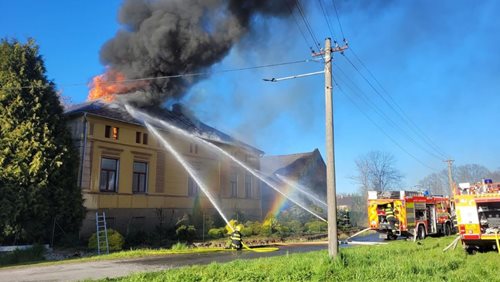 Plameny zničily střechu rodinného domu
