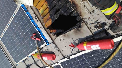 Požár fotovoltaického panelu zaměstnal hasiče v Českých Budějovicích. Z obchodu evakuovali 20 lidí