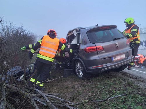 Silnice zablokovala nehoda kamionu s osobním vozem