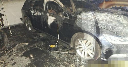 Noční požár automobilu způsobil rozsáhlé škody v bytovém domě