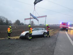 Hasiči vyprošťovali osobní automobil na silnici  u Hulína.