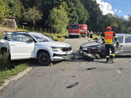 Hasiči zasahovali u nehody dvou aut, tři lidé byli zraněni