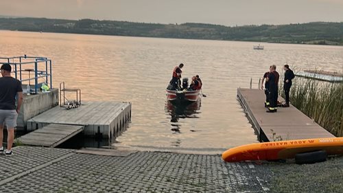 Na jezeře Most pokračovalo pátrání po dvou lidech. Do vody spadli za silného větru