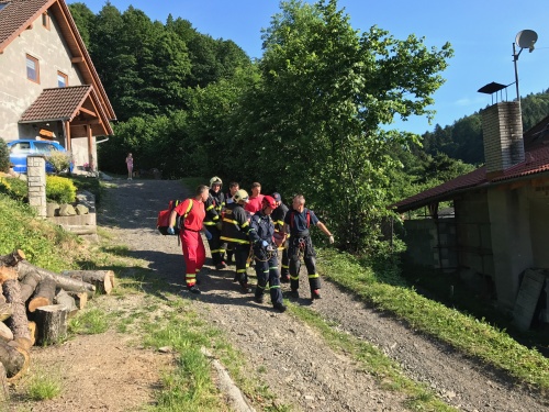 Hasiči z Frýdku-Místku zachránili zraněného muže z rokle, nesli jej lesem