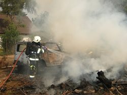 Hasiči likvidovali požár tří automobilů