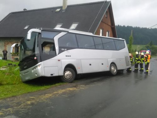 V Jívce havaroval autobus. Hasiči pomohli nejprve cestujícím a autobus vyprostili
