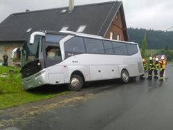 V Jívce havaroval autobus. Hasiči pomohli nejprve cestujícím a autobus vyprostili