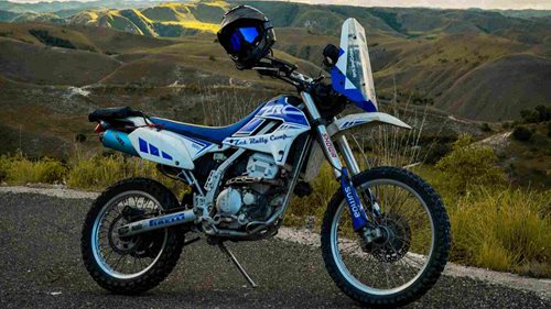 Nebylo mu ani 15 let a projížděl se městem na motorce. Stroj navíc nebyl registrovaný