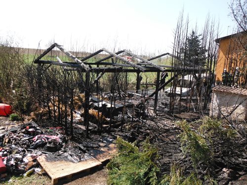 Shořela pergola a osobní vozidlo, hasiči zachránili rodinný dům
