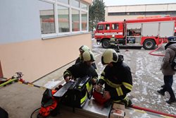 Hasiči při požáru v domově mládeže v Táboře evakuovali 14 osob