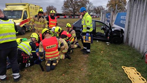 Osobní auto narazilo do zdi. Hasiči vyprostili zraněného, do nemocnice ho přepravil vrtulník