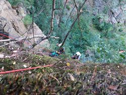 Hasiči cvičili záchranu uvízlé osoby ze skalní stěny