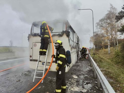 Hasiči zasahovali u požáru autobusu, řidič v péči záchranářů