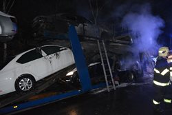 Požár kamionu přepravujícího osobní vozidla zablokoval dálnici D10