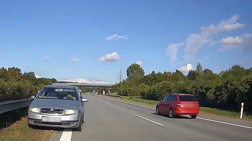 Devadesátiletý řidič jel 3,5 kilometru po dálnici v protisměru. Policisté ho vypátrali během dvou minut