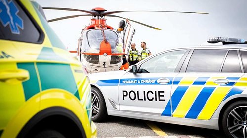Každá vteřina hrála roli. Policisté v uniformách skočili do vody a našli tonoucí dívku