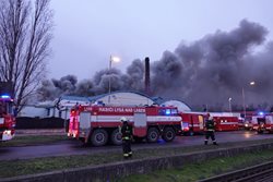 Požár v čelákovické firmě likvidovali hasiči ve třetím poplachovém stupni - AKTUALIZACE 16.30 h