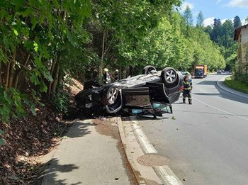 Auto skončilo na střeše. Pomoc přivolal systém eCall