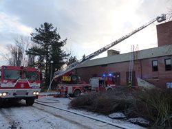Při požáru bývalého kulturního střediska se zranily tři osoby