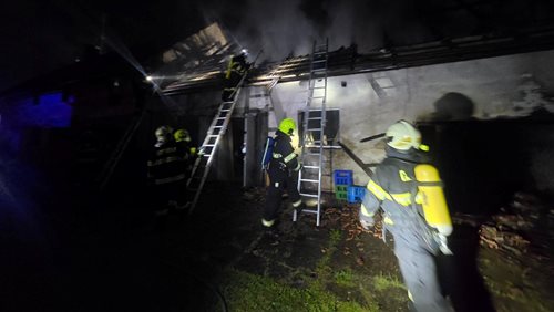 Noční požár střechy zaměstnal hasiče na Rakovnicku. Škoda dosáhla milionu korun