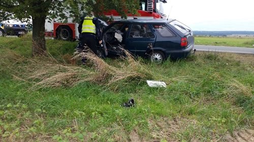 U Bylan hasiči vyprošťovali řidiče