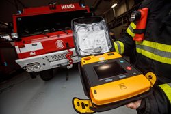 Profesionální hasiči v Jaroměři jsou nově vybaveni automatizovaným externím defibrilátorem