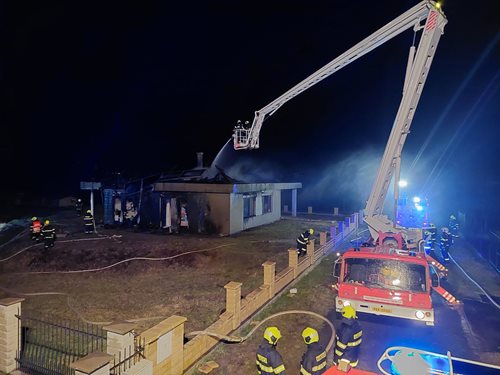 Novostavbu zachvátil požár, hasily ji čtyři jednotky
