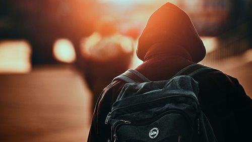 Zatímco lidé zachraňovali muže v bezvědomí, někdo mu odnesl batoh. Policie podezřelého zadržela