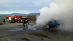 Muž z hořícího vozu stačil zachránit sebe, autosedačku a osobní zavazadlo