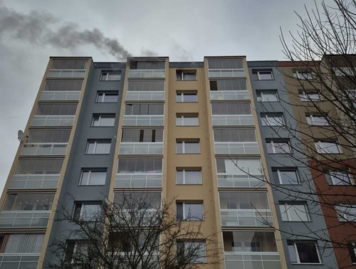 Černý kouř nad střechou: Oheň vyhnal obyvatele z bytového domu
