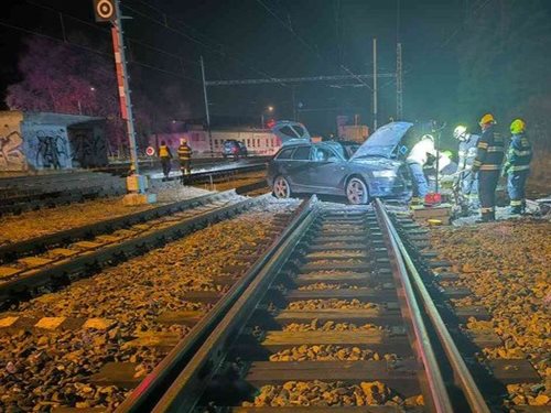 Auto v kolejišti zastavilo provoz: Hasiči zachraňovali zraněného řidiče