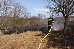 Hasiči nabádají k opatrnosti při jarním pálení neboť začíná období vypalování trávy a pálení klestí 