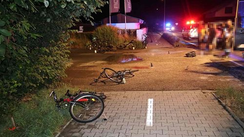 Sedm cyklistů se srazilo na stezce. Čtyři se zranili, roli sehrál i alkohol